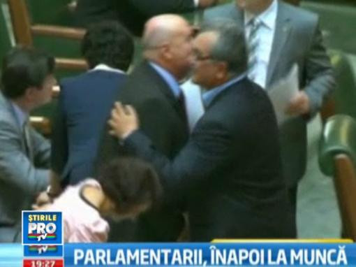 Imaginea zilei. Pupaturi intre eternii adversari politici. Parlamentarii s-au intors din vacanta