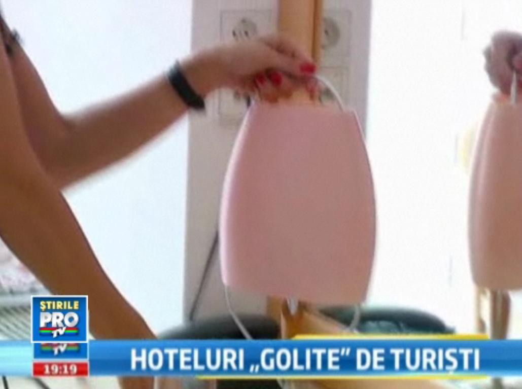 "Ne cazam, dar nu plecam cu mana goala". Cum au golit turistii hotelurile in aceasta vara. VIDEO