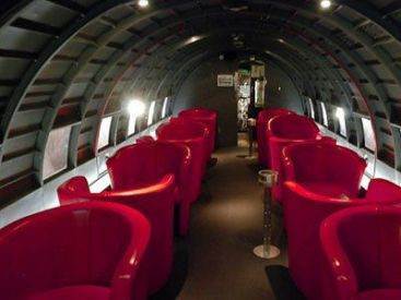 Foste aeronave, transformate in baruri sau restaurante. Top 5 localuri "aeriene" GALERIE FOTO