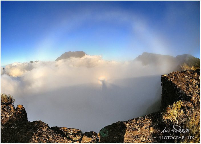 Iisus, fotografiat pe un nor. Aparitia surprinzatoare este insotita de un curcubeu