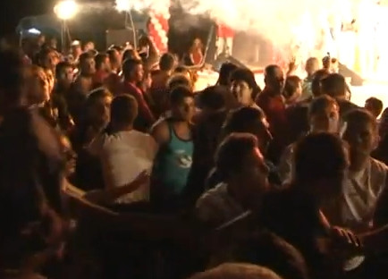 Bataie ca-n "Stan si Bran", pe ritm de manele. Cum a provocat haos o simpla mangaiere pe fund. VIDEO