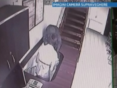 A vrut sa jefuiasca o sala de jocuri, i-a pus cutitul la gat angajatei, dar e cercetat in libertate