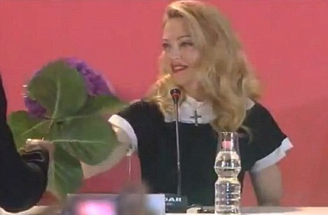 Pana unde merge falsitatea Madonnei. Vezi ce reactie a avut la primirea unui cadou de la un fan