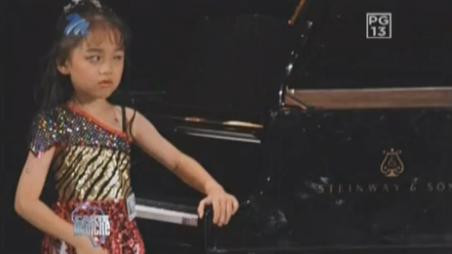 Are 8 ani, este oarba si reproduce perfect la pian ariile lui Mozart si Ceaikovski. VIDEO