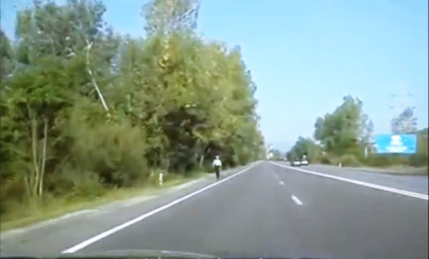 VIDEO. Inconstienti, pe contrasens. 5 tineri sfideaza Codul Rutier pe DN1. Iata cine este soferul