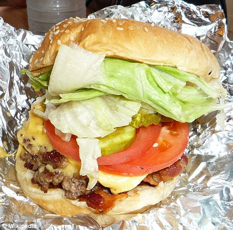 VIDEO. Asa arata burgerul preferat al americanilor. McDonalds si Burger King au prins cu greu top 5