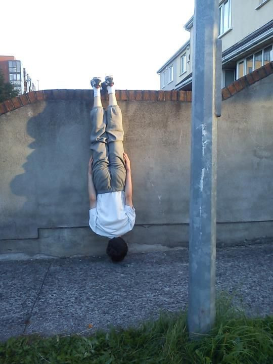 O noua pozitie zguduie retelele. Tu poti sa stai asa? GALERIE FOTO