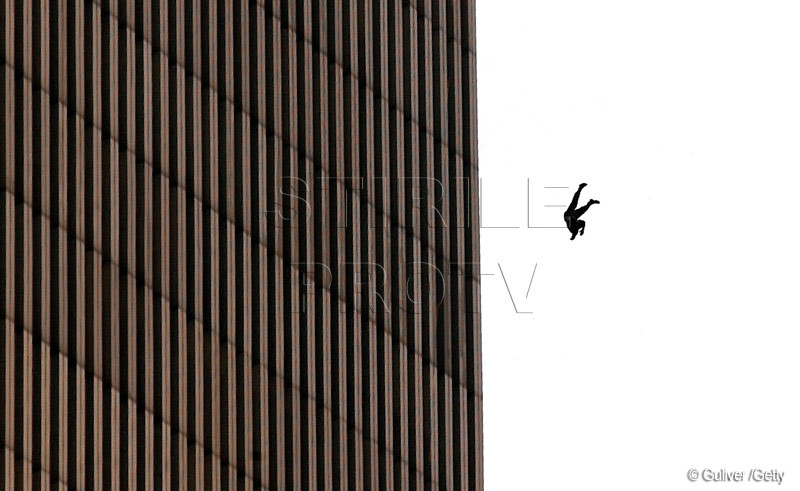 Imagine-simbol a 9/11. Decizia imposibila de a-ti alege moartea. Te arunci in gol sau arzi de viu?
