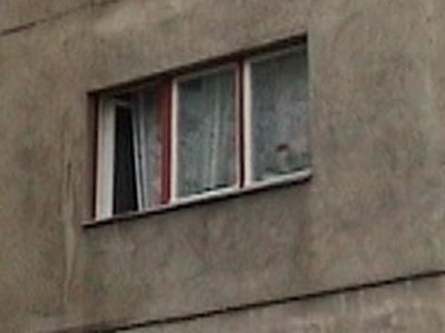Le-a stat inima in loc. S-au trezit ca le bate vecinul in geam, pe dinafara, la etajul 6