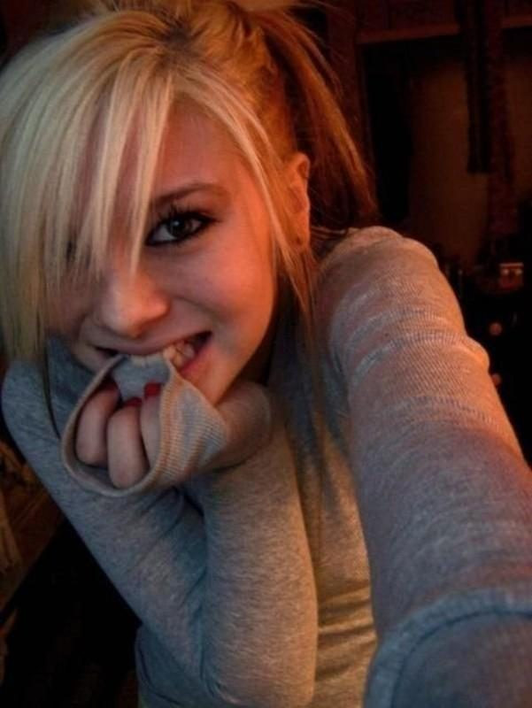 A postat fotografii NUD pe net la doar 12 ani. Tatal ei a dat in judecata Facebook