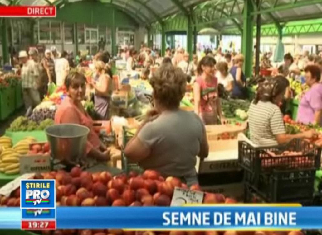 Economia romaneasca da semne de revenire. Romanii au tot mai multi bani de cumparaturi