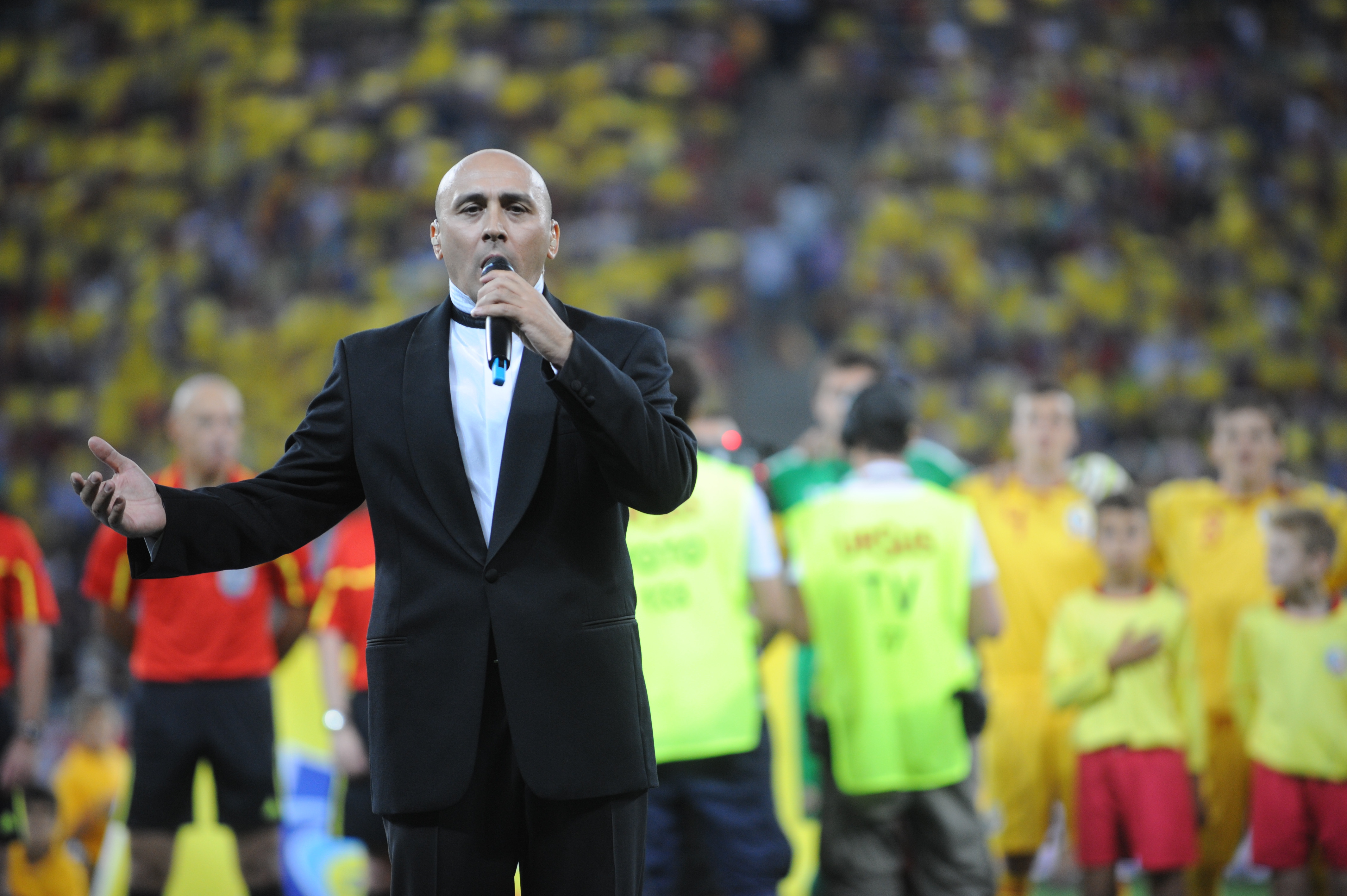 Traian Basescu: "Am vazut o penibila intamplare cand la tine acasa nu se canta imnul corect"