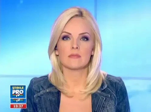 Google Street View a surprins o femeie dezbracata pe veranda din fata casei. FOTO