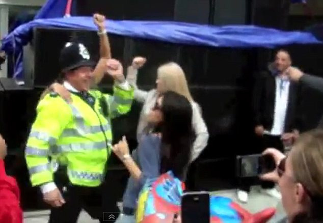 Ce a facut acest politist londonez incat a provocat mare valva pe internet. VIDEO