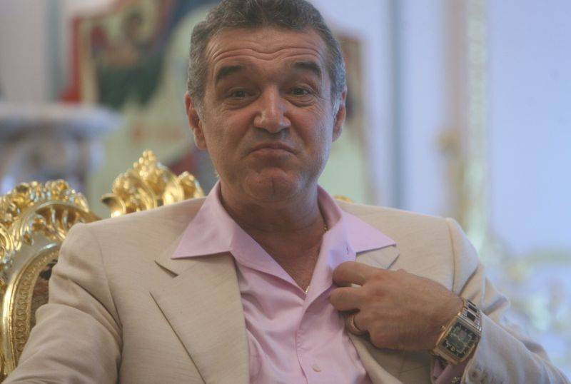 A dat costumul cel scump pe traditionala suba. Revelionul, in stilul lui Gigi Becali