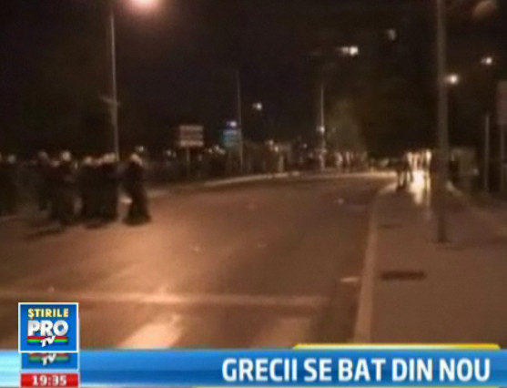 Grecia fierbe din nou.Masurile de austeritate impuse de FMI si UE au scos in strada 25.000 de oameni