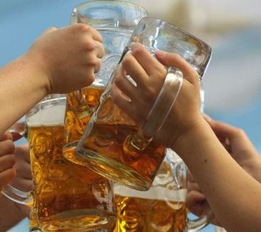 Studiul care da peste cap teoriile de management. De ce ar trebui sa consumam alcool la serviciu