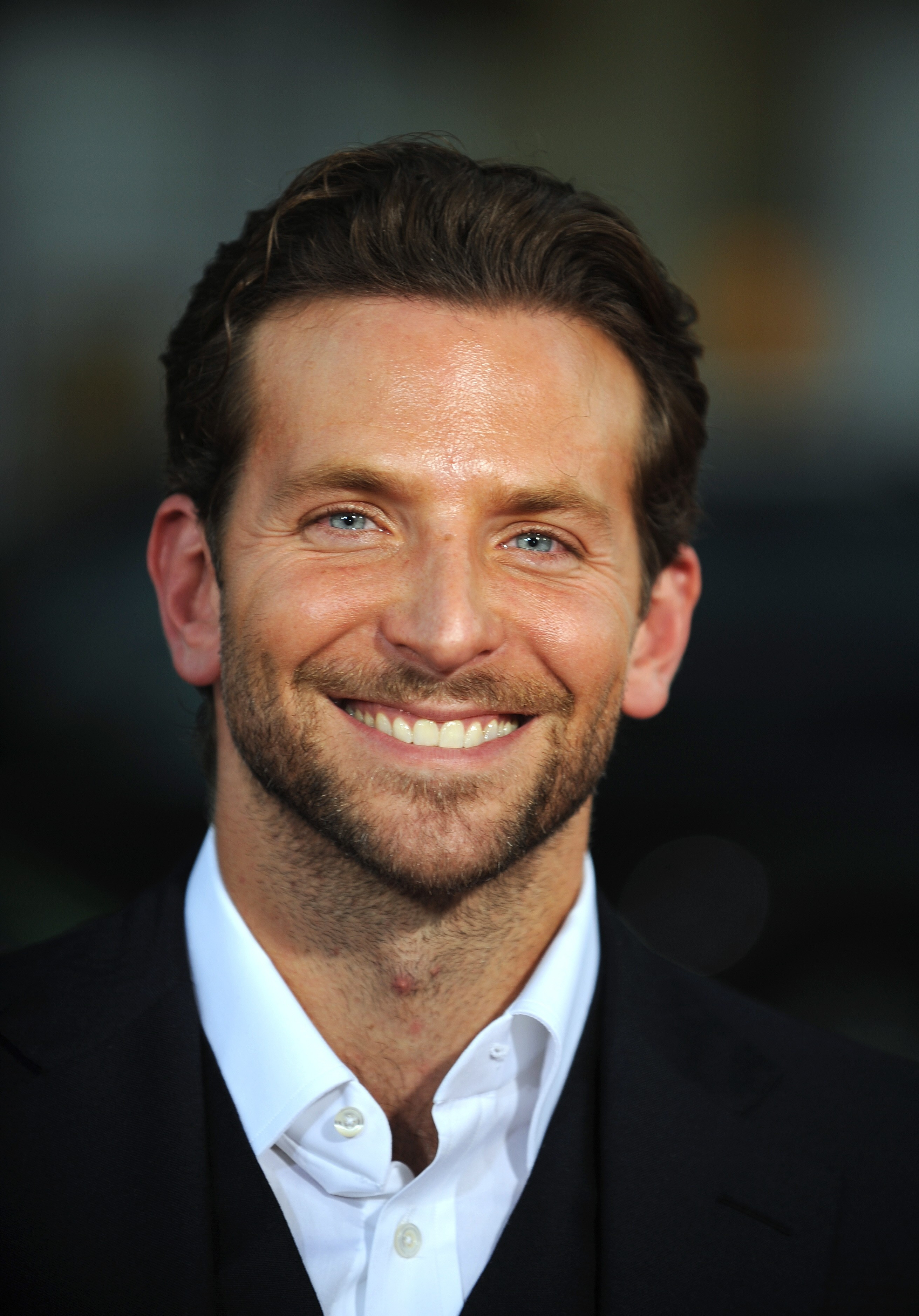 Nu e Brad Pitt si nici George Clooney. El este "cel mai sexy barbat in viata"