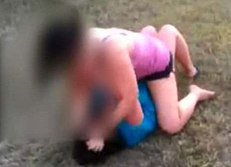 VIDEO. Mame arestate, dupa ce si-au incurajat fetele sa se bata, iar imaginile au ajuns pe Facebook