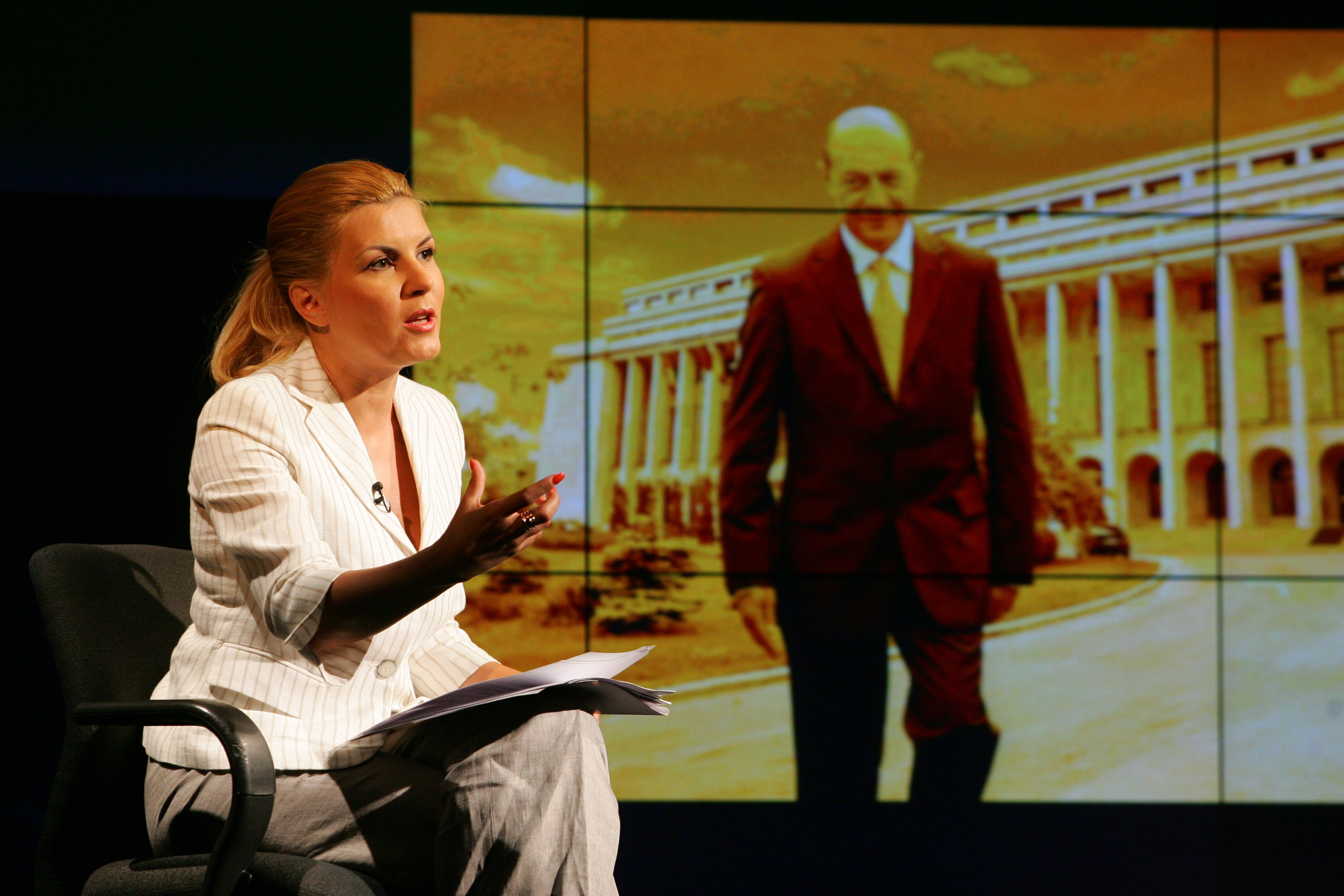 Basescu despre imaginea sa de "barbat care calca stramb", cu o relatie EXTRACONJUGALA cu Elena Udrea