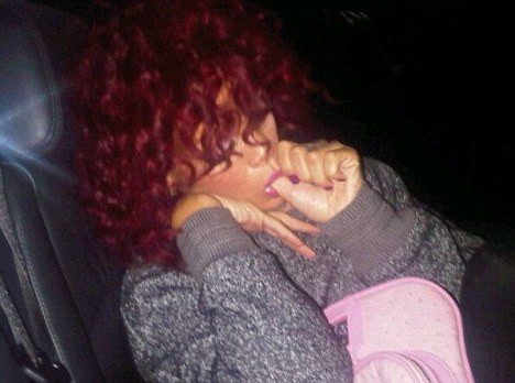 Rihanna isi suge degetul si la 23 de ani. Ce spun specialistii