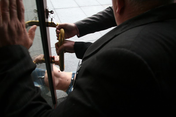 O ucraineanca topless i-a luat fata lui Paris Hilton. FOTO si VIDEO