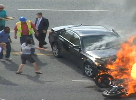 Motociclist salvat de trecatori de sub o masina unde era sa arda de viu. VIDEO