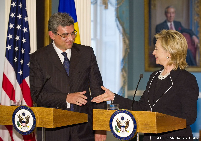 "Theodore" Baconschi i-a vorbit secretarului american de stat cu "Dear Hillary". Ce replica a primit