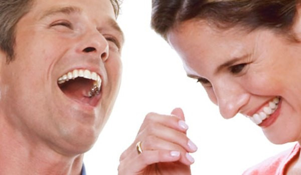 Efectul uimitor al rasului in hohote. Ce se intampla atunci cand urmarim un serial de comedie