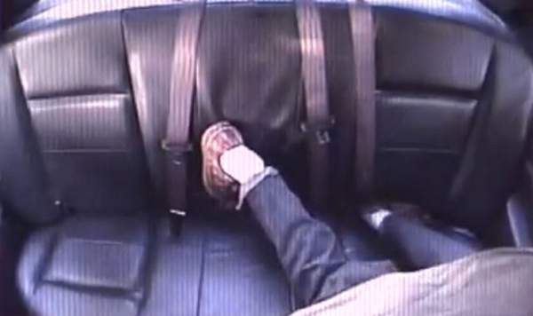 Evadare din masina Politiei. Isi scoate catusele ca Houdini, apoi fuge pe geam. VIDEO