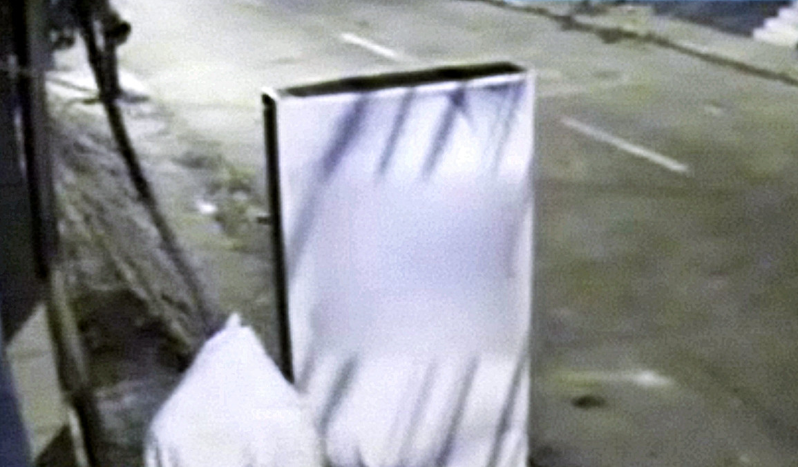 Cel mai comic jaf din Romania. Cu ce s-a acoperit "talharul" ca sa nu fie recunoscut