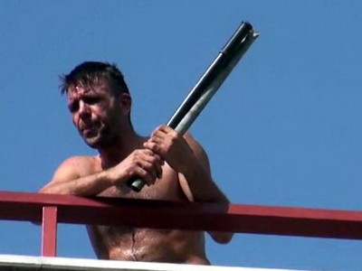 Prins la furat intr-o casa, un roman a facut circ in Italia. I-a amenintat pe carabinieri cu bataia