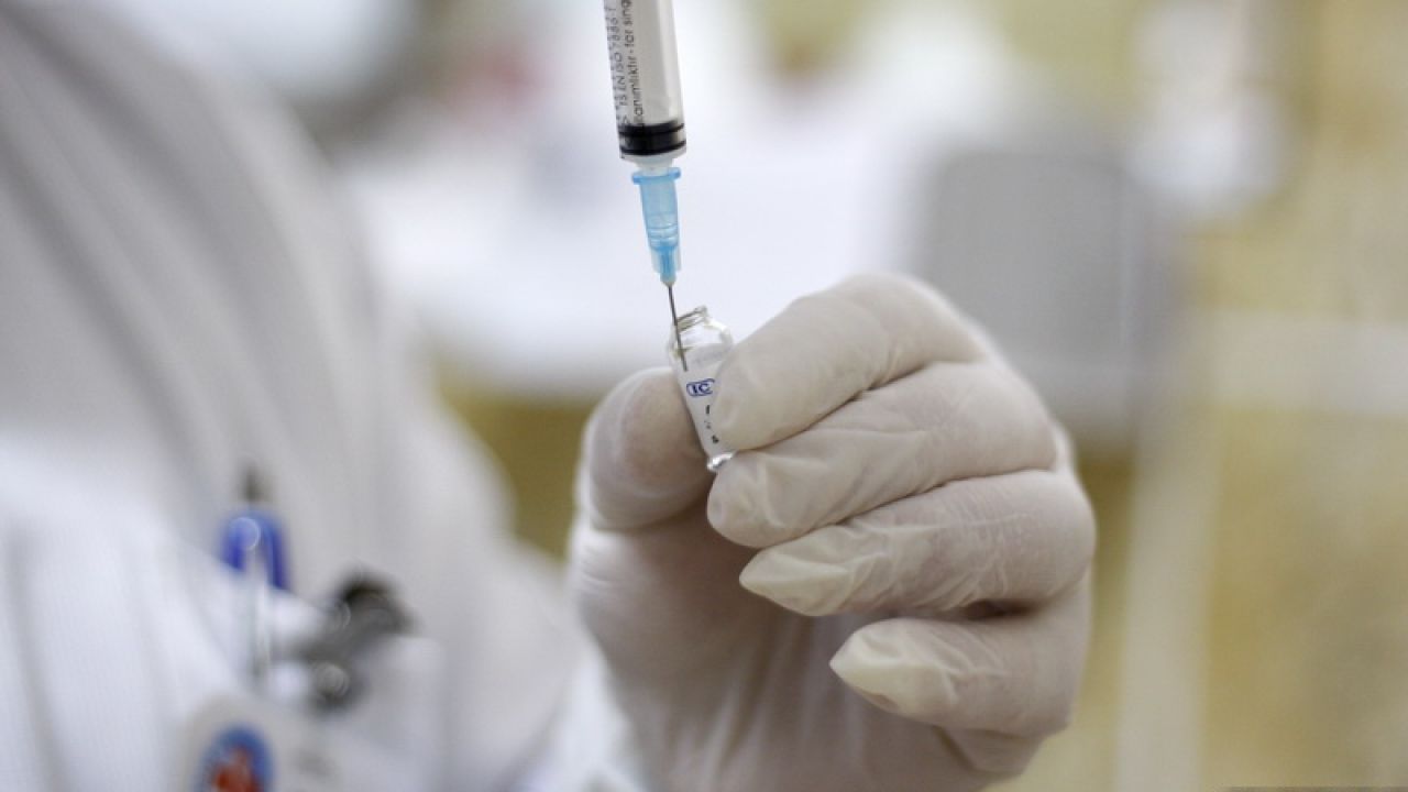Primul vaccin anti-Ebola dezvoltat în opt săptămâni, administrat în Marea Britanie
