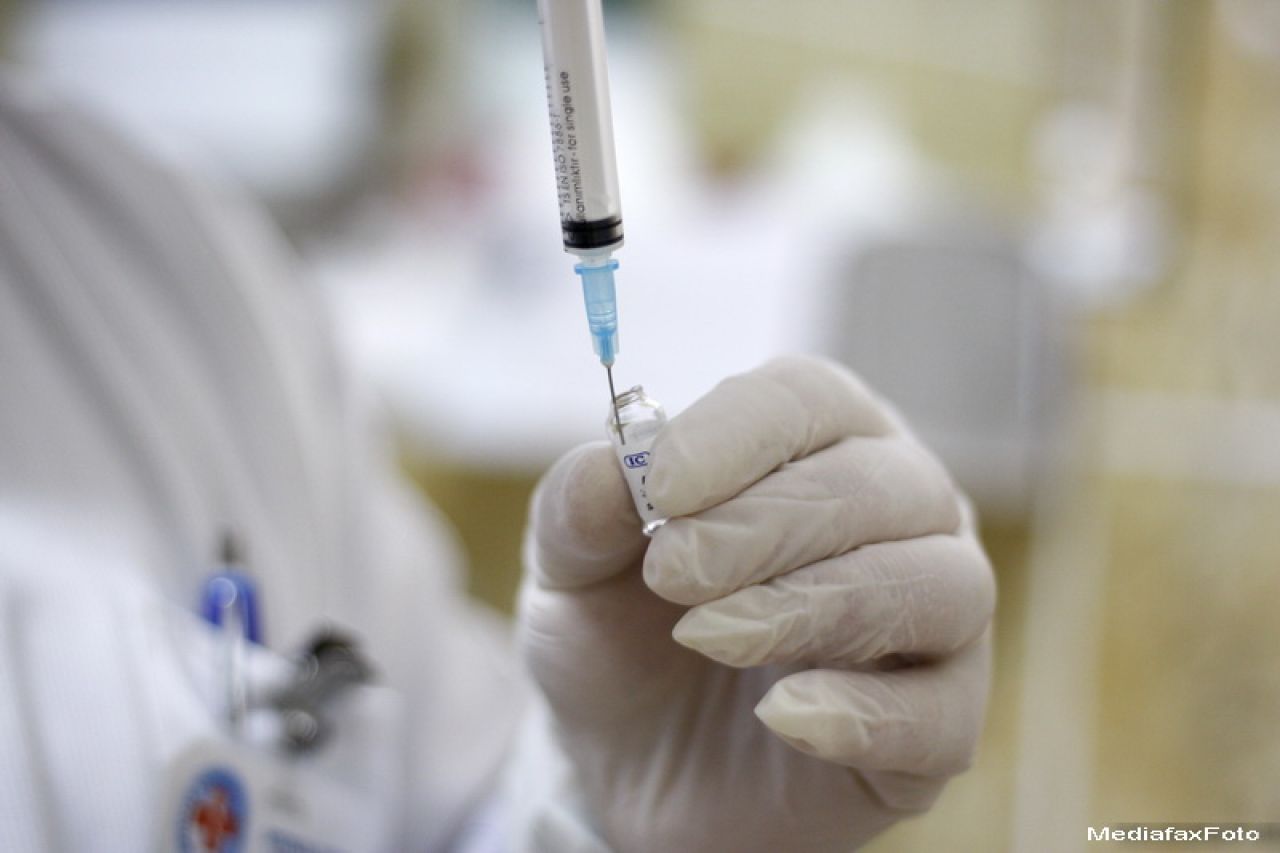 Un bărbat din Marea Britanie a a primit un vaccin dezvoltat în doar opt săptămâni împotriva unei tulpini a virusului E