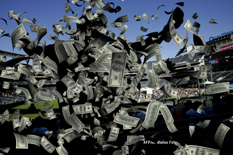 I-au "zburat" 1.000 de dolari deasupra unui stadion plin. Vezi cati bani a reusit sa recupereze