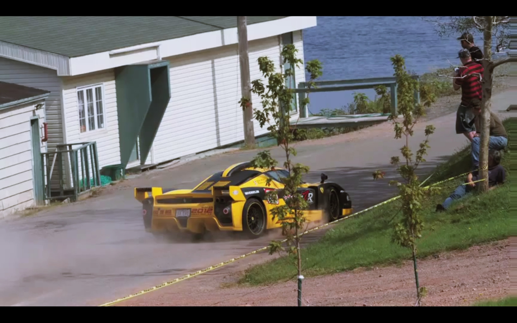 Iata un Ferrari Enzo de 1,5 mil de dolari cum se prabuseste in ocean. VIDEO