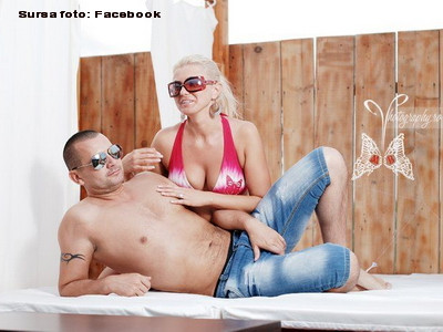 Cine este barbatul dintre cele doua blonde? Pe Facebook e la putere, la munca, in opozitie. FOTO