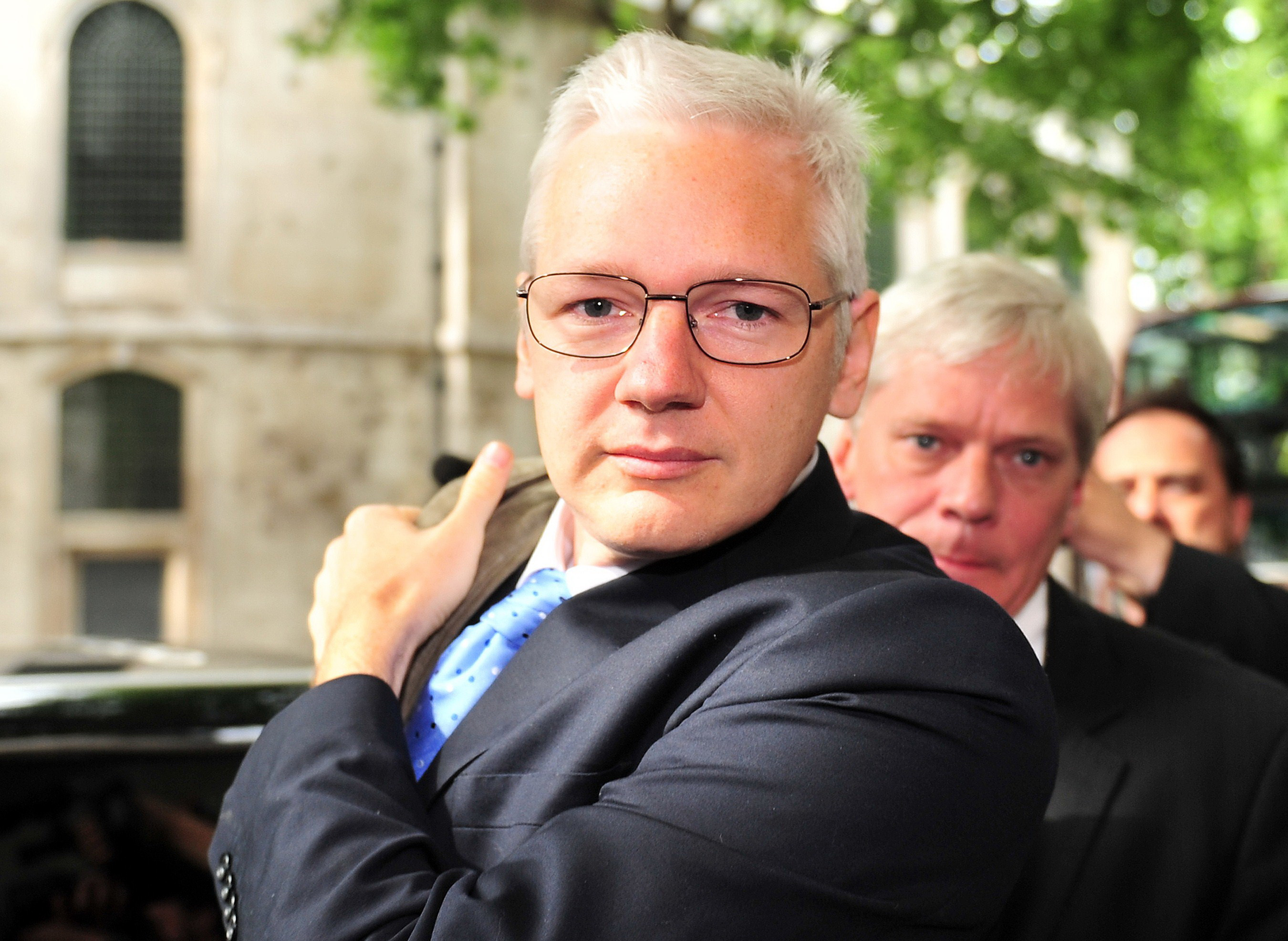 WikiLeaks ii vinde lucrurile lui Assange ca sa faca rost de bani. Ce produse sunt licitate