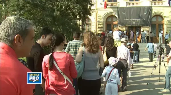 Sute de persoane stau la coada pentru a vizita Muzeul Antipa. Probleme cu "tehnologia moderna"