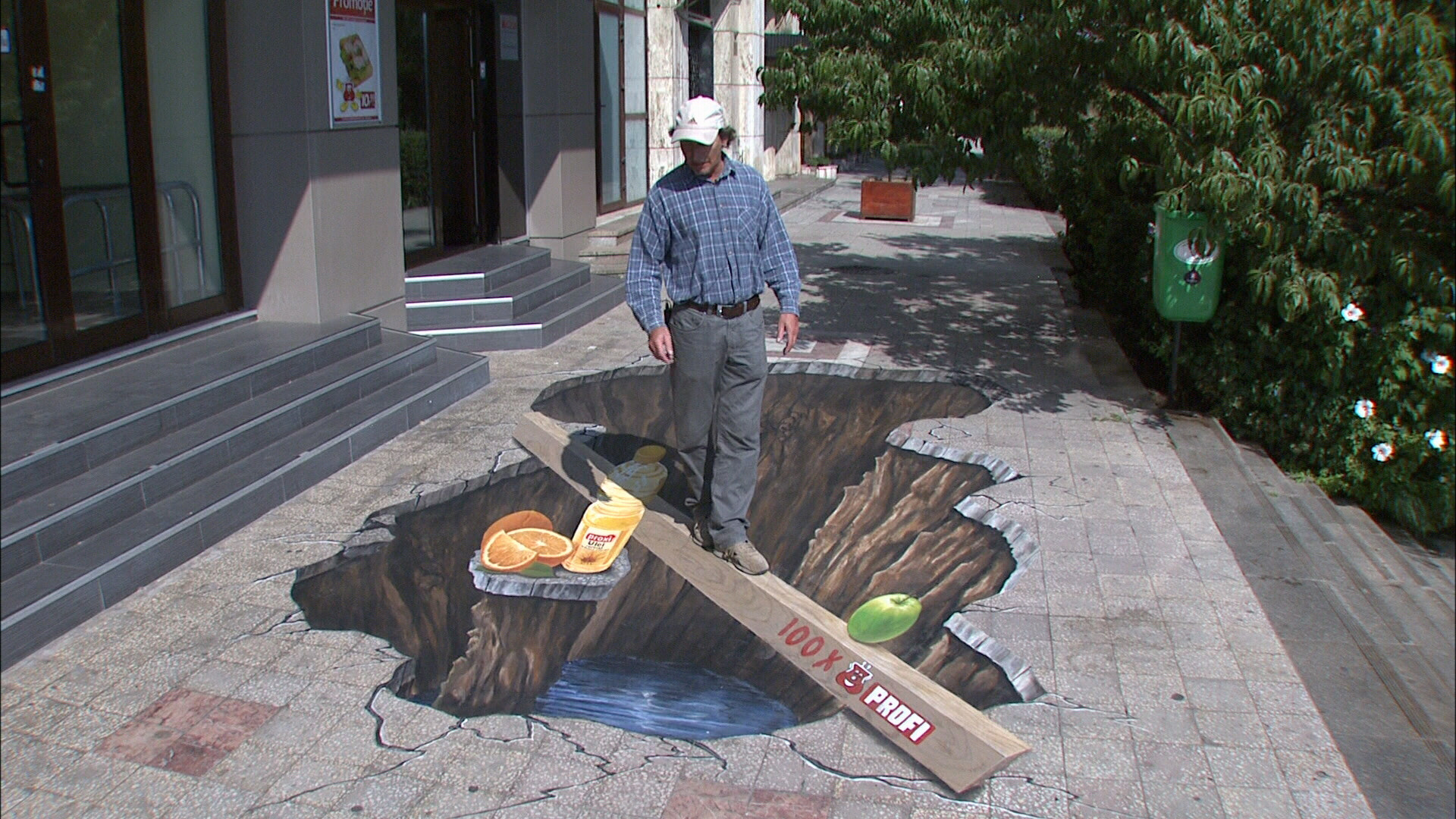 "Atentie, sa nu cazi in groapa!" Pictura care ii poate induce in eroare pe bucuresteni. GALERIE FOTO