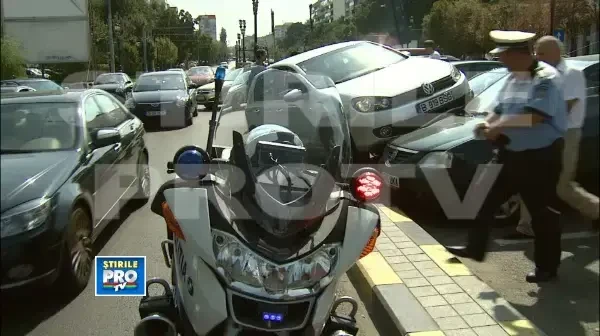 O soferita incepatoare s-a urcat peste trei masini parcate, in centrul Capitalei