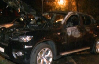 60.000 de euro, facuti scrum. Un BMW X6 abia cumparat, incendiat cu un cocktail Molotov, in Capitala