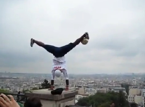 Isi risca viata intr-un VIDEO spectaculos. Omul care le da clasa celor mai buni fotbalisti ai lumii