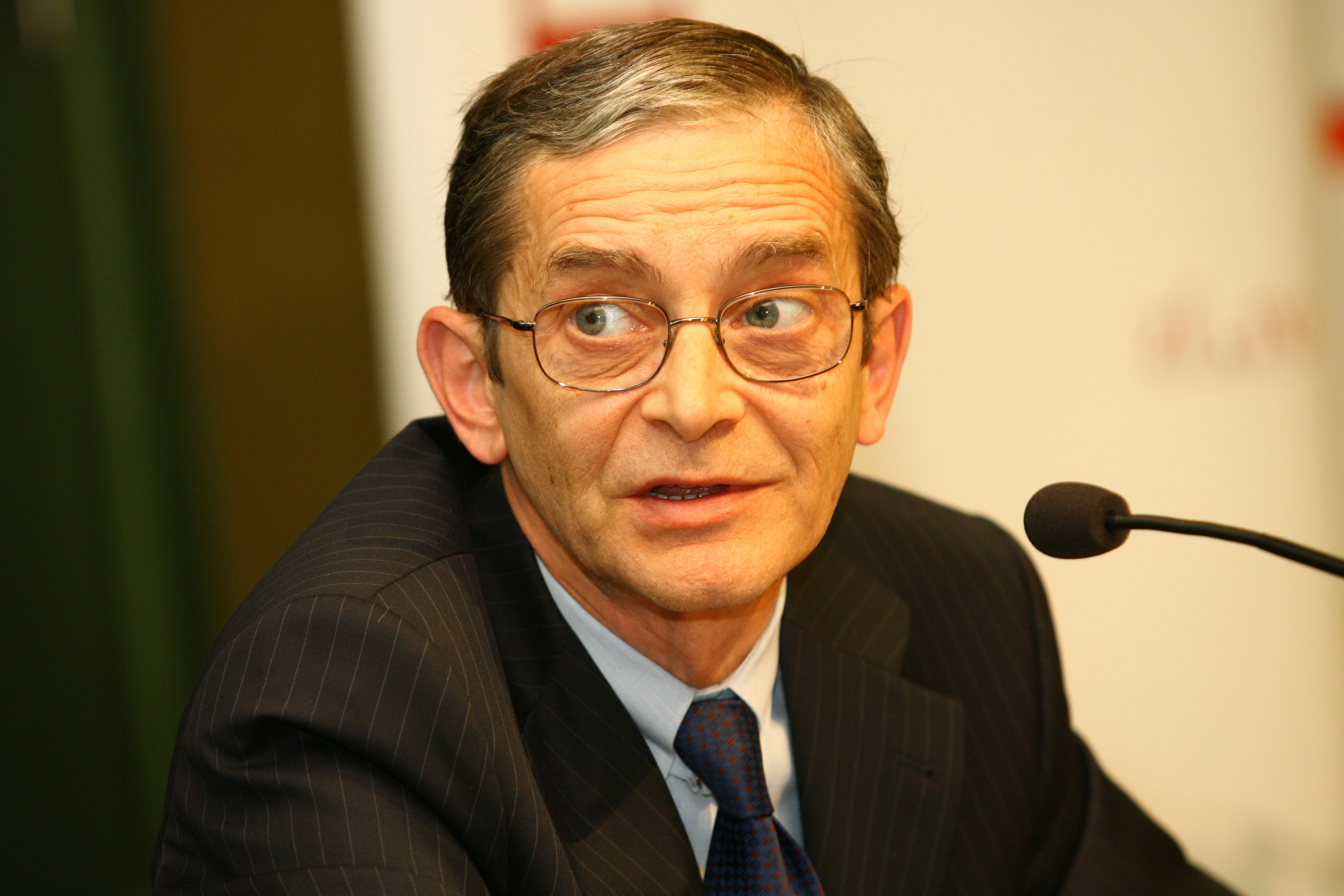 Functia publica pentru care unul dintre candidati va renunta la actiuni de 20 de milioane de euro