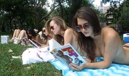 Primul club de lectura din lume pentru femei topless accepta si barbati. Te inscrii? FOTO