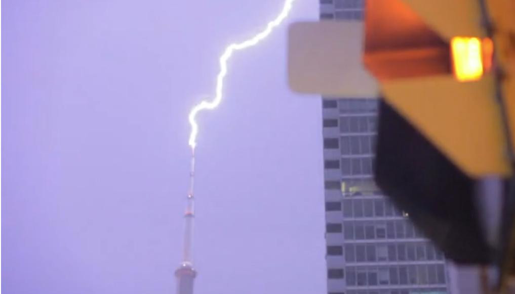 Interzis celor care se tem de fulgere. Cea mai inalta cladire din emisfera vestica, trasnita. VIDEO