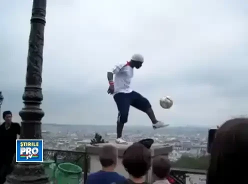 VIDEO. Isi risca viata pentru o