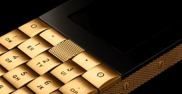 Telefonul care costa cat un apartament cu 2 camere in Bucuresti. Ce stie sa faca. FOTO