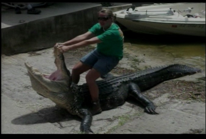 O femeie de 27 de ani a prins si omorat un crocodil de trei ori mai mare decat ea