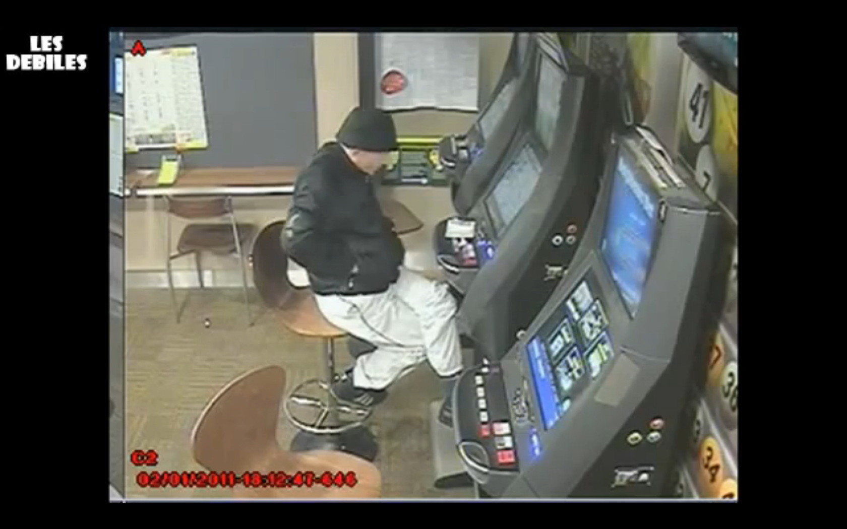 Ce poate face un barbat calm, atunci cand pierde bani la pacanele. VIDEO